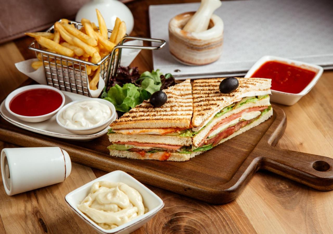 Bloom Hotel - Gachibowli Hyderabad Bagian luar foto